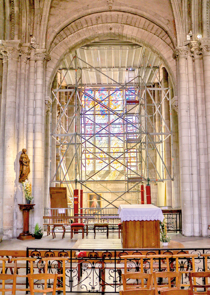 Les travaux de la collégiale Notre-Dame vont bon train. Un échafaudage est installé dans une des chapelles, jusque-là fermée au public, afin de la sécuriser.