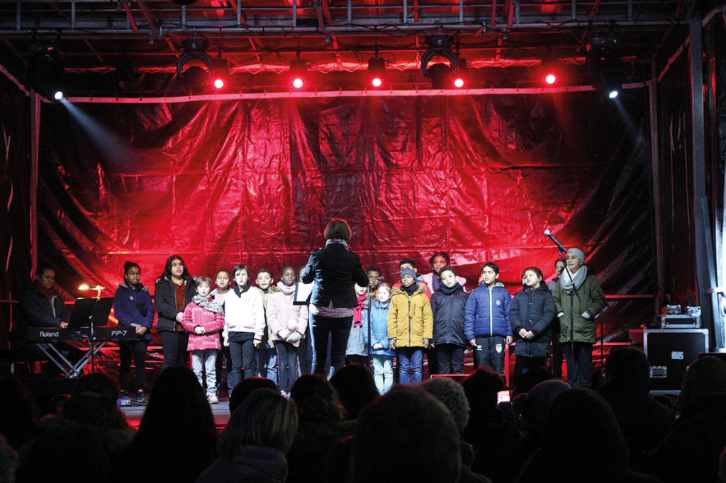 Vernon Scintille revient, illuminant les rues et les peuplant de créatures merveilleuses. Patinoire, paillote, et père Noël sont de retour pour vous faire patienter jusqu’à la fin de l’année.