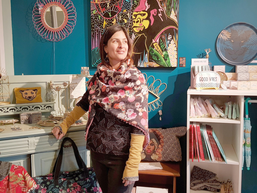 Elsa Bordas-Lavigne est satisfaite de l’emplacement de sa boutique, près de la Seine et du pont.