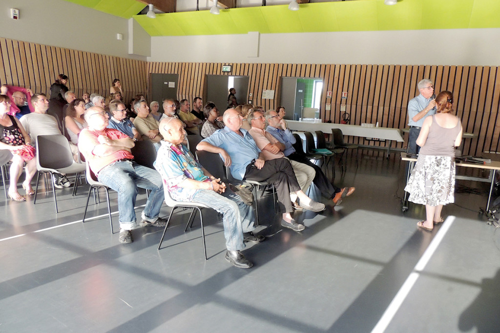 Les 8 conseils de quartier, créés en 2015, sont composés d’une dizaine de citoyens chacun et jouent un rôle clef dans la vie démocratique locale. En effet, leurs membres y élaborent des propositions concernant leur quartier et sont consultés par la ville lors des prises de décision. A cet effet, les conseils de quartier sont dotés de 100 000 € de budget annuel et sont épaulés par une élue et un service chargés de la démocratie participative. En 2019, ils ont concouru à plusieurs réalisations : installation de barbecues au Vallon Saint-Michel, d’un DAB à Vernonnet, organisation de la Fête des Voisins et de Troc’Plantes… vieassociative@vernon27.fr 02 32 64 38 03