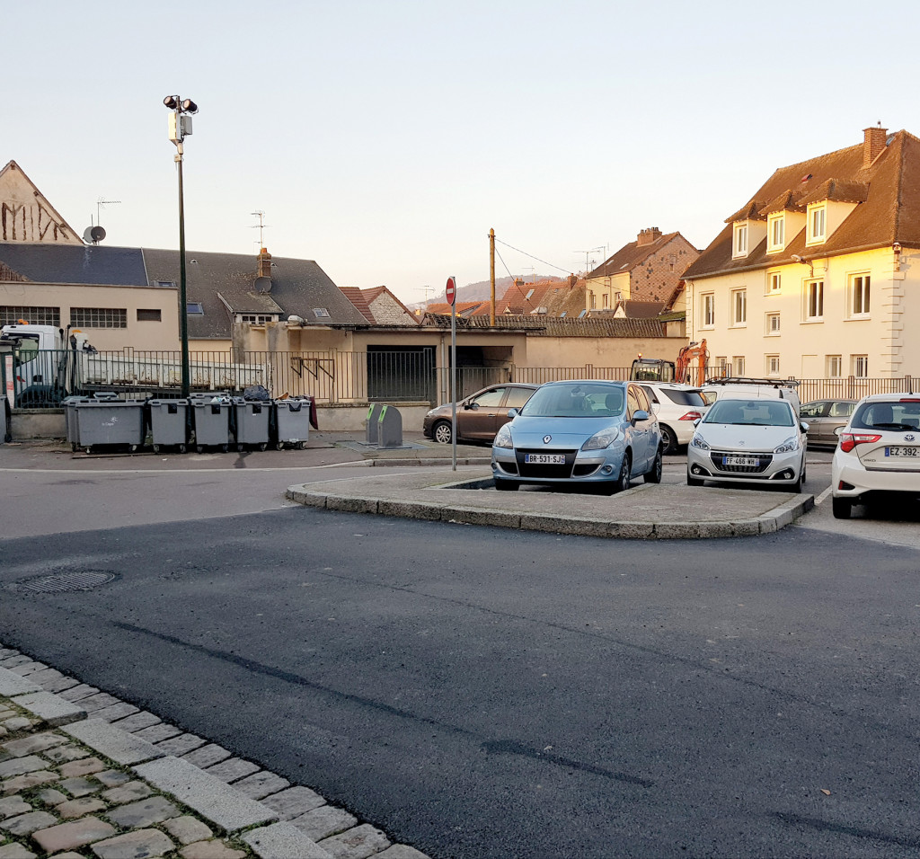 Des travaux ont débuté place de l’Ange, située entre le Musée et la Tour des archives. La cour arrière du bâtiment du CCAS (rue Carnot) sera entièrement rénovée et un local poubelles sécurisé sera également créé sur demande des riverains. Par ailleurs, deux zones de chaussée fortement dégradées vont être rénovées. Les travaux dureront jusqu’à la fin du mois de janvier.