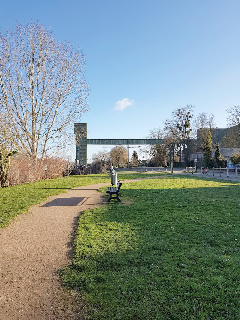 Dès février, les travaux d’aménagement des berges de Seine reprennent. Pour cette deuxième tranche, c’est l’amont du fleuve qui est concerné, soit le secteur compris entre le silo et la frontière avec les Yvelines. La première étape consiste en la démolition des revêtements existants et des passages de réseaux. Suivra ensuite l’aménagement proprement dit, identique à ce qui a été réalisé en aval : béton sablé, pontons en bois, vidéo-protection et wifi. Une piste réservée aux mobilités douces longera le fleuve, en parallèle de la route, le long du quai Caméré. Plus à l’Est, le chemin de halage sera transformé en piste dont l’accès sera protégé par des bornes escamotables et des barrières. Celle-ci se terminera à la frontière de la ville et rejoindra le chemin de randonnée au niveau du Petit-Val.
