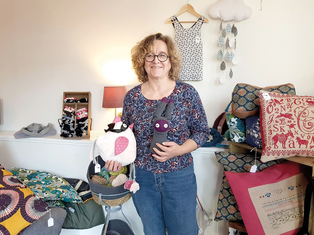 Marie-Ange Ferrari propose de nombreux doudous : poules, hippocampes ou même petits monstres.