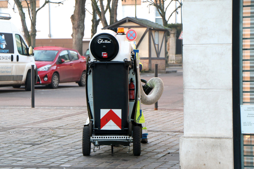 Depuis le 1er janvier 2020, l’entreprise Sepur est chargée du balayage des rues, du ramassage des feuilles et de vider les corbeilles publiques sur tout le territoire de Vernon. Pendant l’année 2019, Sepur a pris le relais, quartier par quartier, de la régie propreté de la mairie. 0 8000 27 200 ou rendez-vous sur votre Compte citoyen.