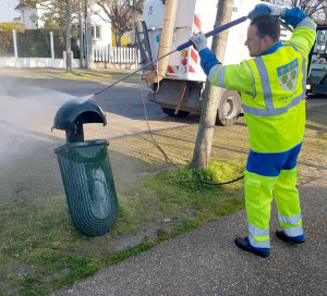 L’entreprise SEPUR continue de nettoyer les trottoirs, de les désherber et de vider les corbeilles. (photo prise avant le confinement)