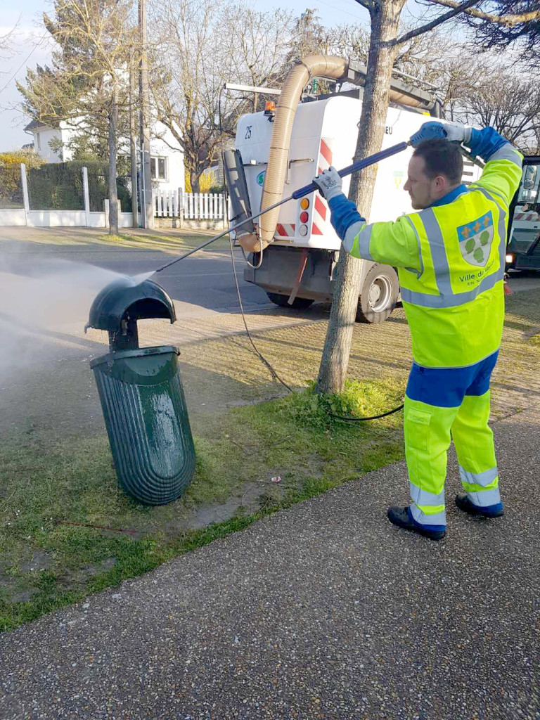 L’entreprise SEPUR continue de nettoyer les trottoirs, de les désherber et de vider les corbeilles. (photo prise avant le confinement)