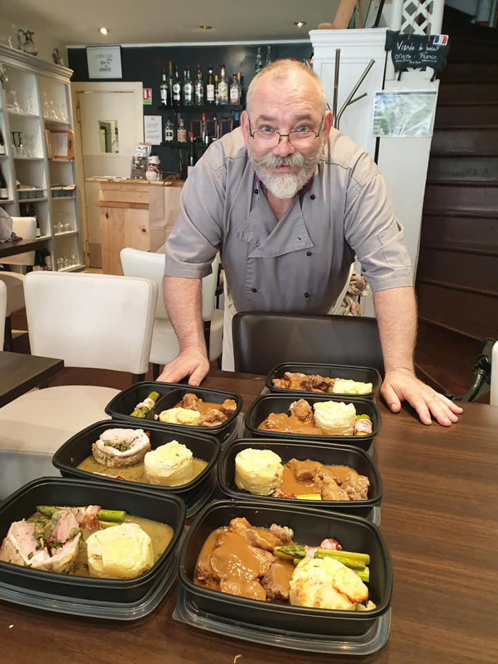 Le chef Christophe Bouvet de Cocottes et Bouchons prêt à livrer ses délicieux plats.