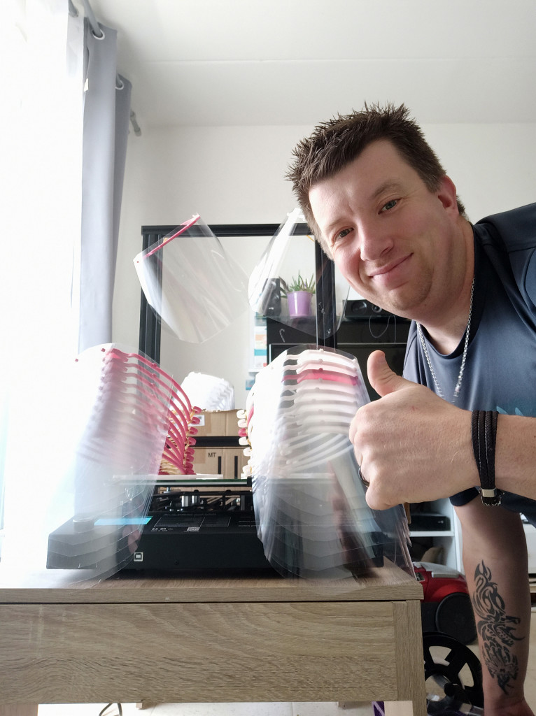 Mes deux imprimantes 3D fonctionnent plus de 16 heures par jour et produisent 40 visières