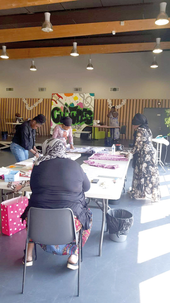 Les couturières bénévoles des centres sociaux ont des doigts de fées. Mobilisées contre le COVID-19, elle produisent des centaines de masques en tissu aux normes AFNOR pour protéger les Vernonnais.