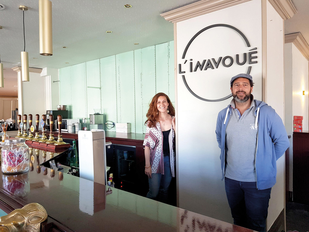 L’Inavoué, tel est le nouveau nom du Cottage. Tel était également le rêve de Stéphane Tassoni, lorsque ce jeune quadragénaire rachetait l’Hôtel Normandy et son bar-restaurant l’an dernier. « J’avais envie de moderniser le café, les derniers travaux remontant à 15 ans, mais de garder l’esprit lounge », résume-t-il. Le 25 mars, la responsable d’exploitation, Mathilde Egrix, et lui-même mettaient la main à la pâte pour deux mois de travaux sous le patronage d’Amélie Collard, architecte du cabinet Terre de Brume. Exit la moquette so British et les fauteuils de lords, place à une brasserie lumineuse, moderne, aux teintes vert d’Egypte et Argile de Chypre ! Plus de lumière, d’espace et 70 couverts. « Nous souhaitons attirer davantage les 30-45 ans, notamment grâce au brunch le dimanche », s’enthousiasme M. Tassoni, « mais aussi les familles, ainsi nous avons installé deux coins enfants ». Réouverture prévue mi-juin. 1 avenue Pierre Mendès-France 02 32 51 97 97