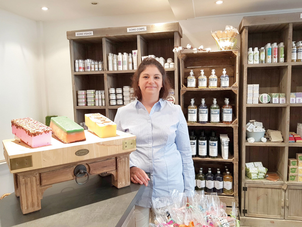 Mme Gasq vend également des savons anglais à la coupe.