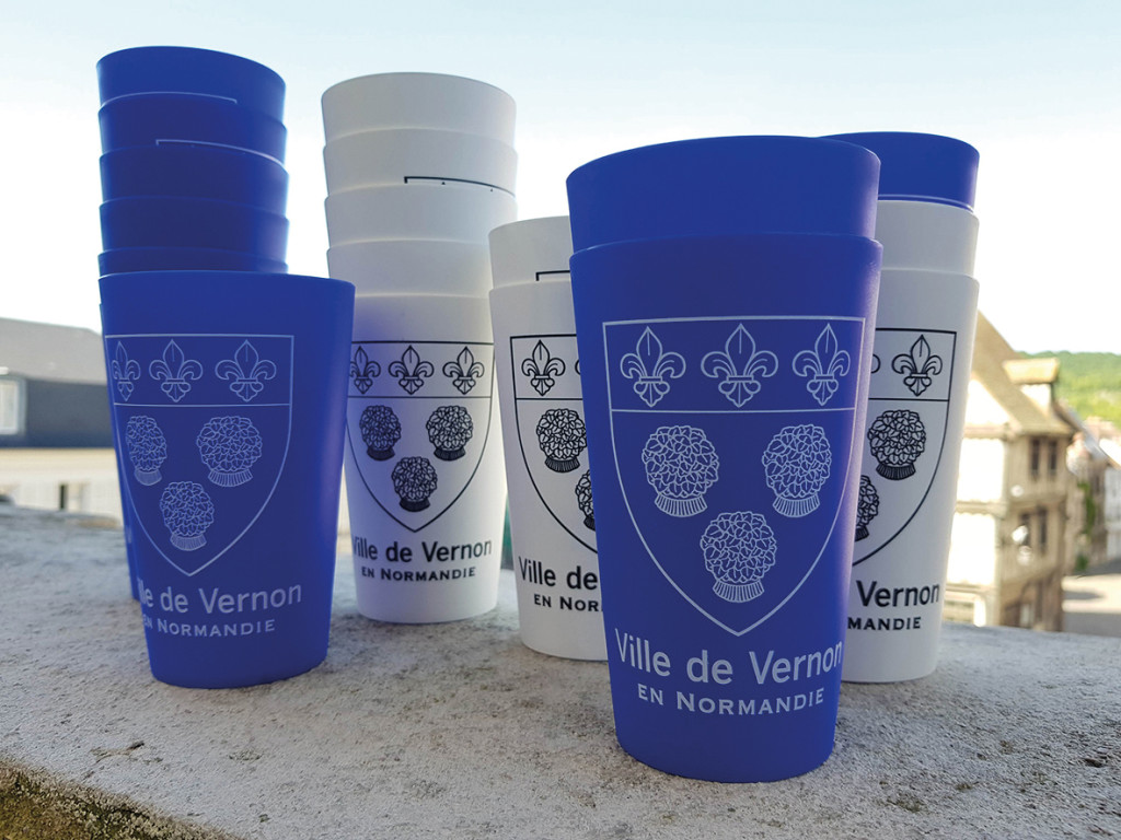 Le service démocratie participative, en lien avec le conseil municipal des enfants, a commandé 1500 gobelets en plastique réutilisables. Destinés aux écoles élémentaires, ils remplaceront les gobelets jetables utilisés par les élèves dans les activités hors restauration : goûters, ateliers etc. Une mesure en lien avec l’engagement n°53 de Vernon Mérite Toujours Mieux ! : éliminer les plastiques à usage unique dans les services municipaux. Les petits conseillers ont recensé les besoins en gobelets de leur école et les ont fait remonter auprès des directeurs. Une action qui s’inscrit dans le cadre de Mon école durable, dispositif sensibilisant les élèves au développement durable.