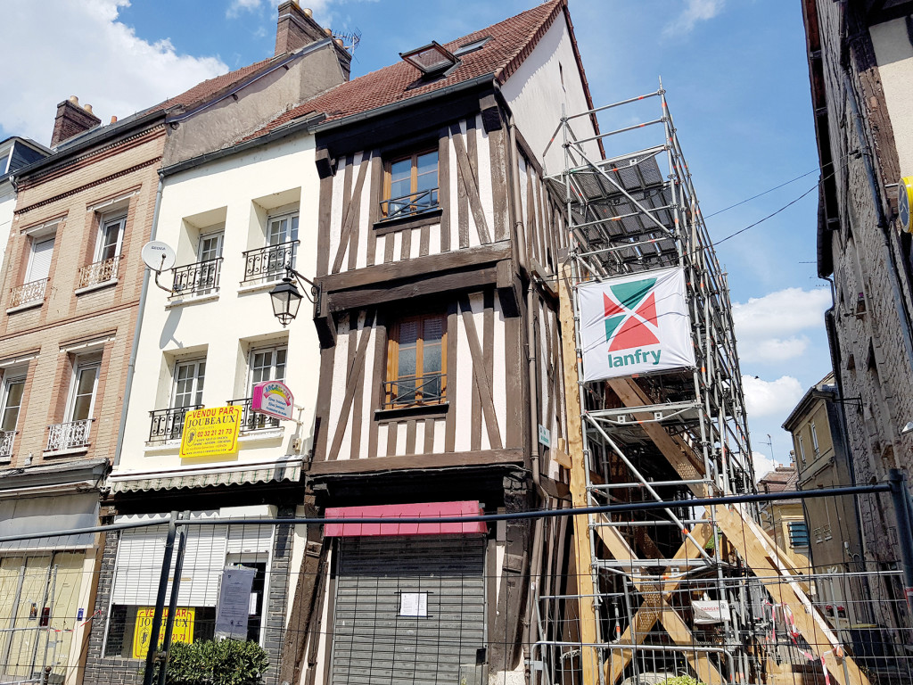 Le 18 mai, l’immeuble situé à l’angle des rues Carnot et de la Boucherie menaçait de s’effondrer. Un mur porteur du bâtiment s’est affaissé suite aux travaux de consolidation en cours. Une conséquence de l’absence d’entretien par l’ancien propriétaire. Face à ce péril imminent, et bien qu’il s’agisse d’une propriété privée, la municipalité a été très réactive et a immédiatement fait sécuriser le site puis convoqué un expert. « Nous avons agi vite car la situation a un gros impact sur la sécurité et l’activité de cette rue commerciale », souligne le maire, François Ouzilleau, « ainsi, elle a été fermée aux voitures mais nous avons fait en sorte que les commerces restent ouverts ». La suite des travaux dépend de l’avis de l’architecte des bâtiments de France, l’immeuble se trouvant dans une partie classée du cœur de ville, et du propriétaire de ce bien privé qui devra les assumer. En cas de blocage, la municipalité se réserve le droit d’intervenir.