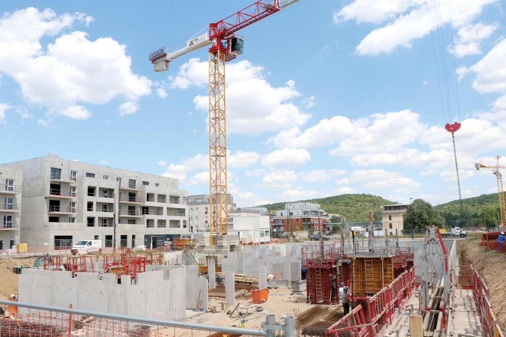 Les chantiers au sein de l’éco-quartier ont repris, notamment celui de la résidence seniors, le 27 avril, qui sera livrée d’ici février 2021. Dès le 11 mai, la construction du nouveau collège par le Département de l’Eure s’est poursuivie avec une organisation adaptée. La livraison est reportée aux vacances de la Toussaint. Concernant le projet d’habitat inclusif Villa Capucine, le chantier a repris le 12 mai, avec une fin prévue au 1er juillet