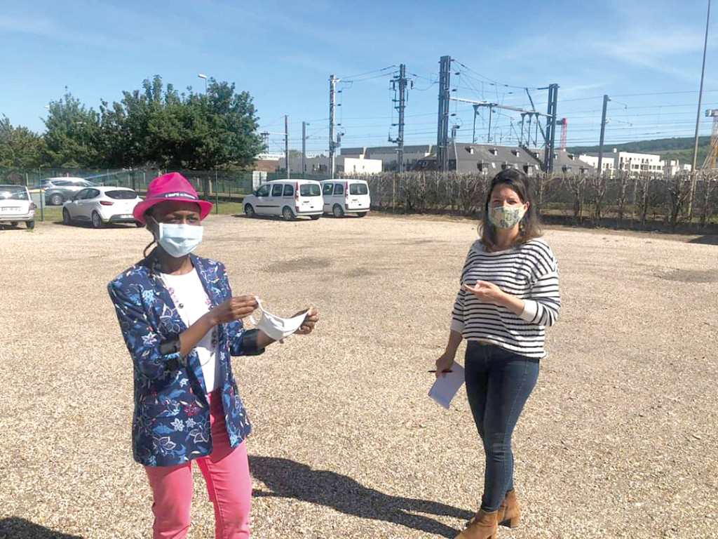 Le 19 mai, les assistantes maternelles de Vernon ont reçu des masques fournis gratuitement par le Département de l’Eure sous l’impulsion de Sébastien Lecornu. Une action leur permettant de poursuivre leur activité dans les meilleures conditions malgré le COVID-19. En effet, le Conseil départemental s’est engagé à distribuer des masques aux 4 400 assistantes maternelles euroises. Un dispositif qui complète celui visant à fournir un masque en tissu lavable aux 602 000 habitants du département. La distribution est en cours mais concerne prioritairement les communes rurales. Ainsi, 4289 masques ont déjà été distribués aux habitants des villages du canton de Vernon.