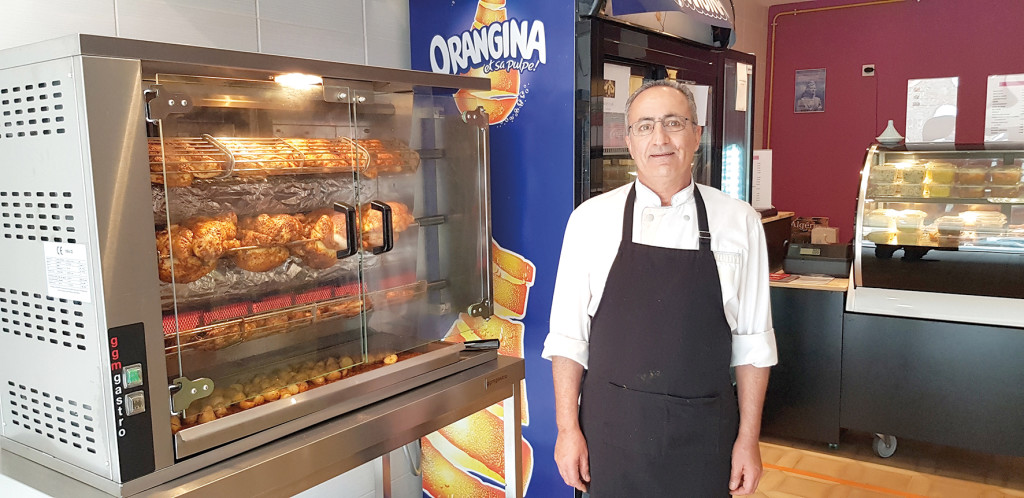 M. Zeglache propose des poulets rôtis à 8€.