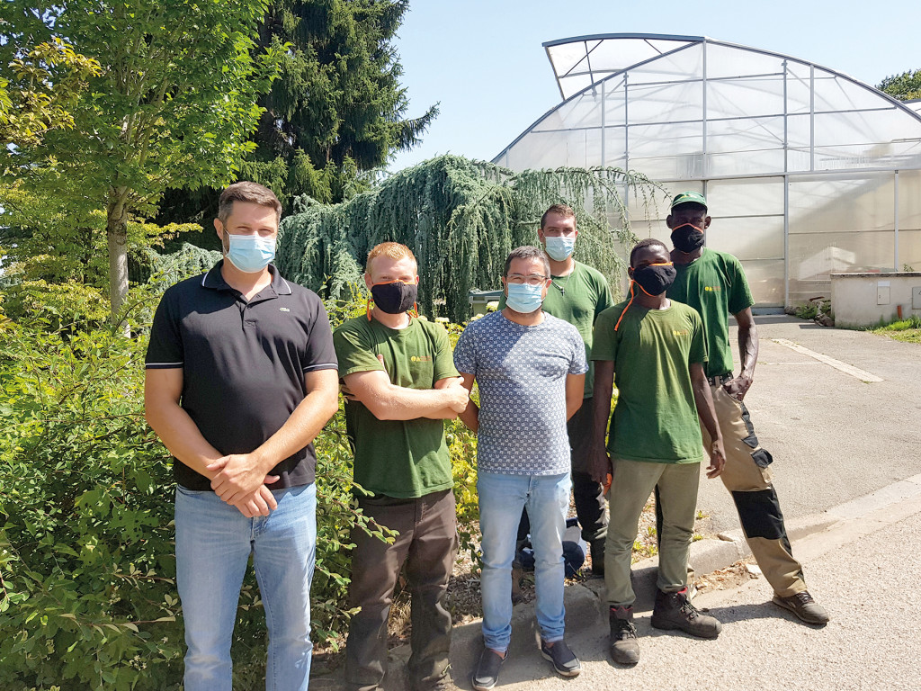 Afin d’épauler la vingtaine d’agents municipaux chargés de l’entretien des espaces verts, la ville de Vernon fait appel à l’entreprise Paysages Adeline. Basée à Saint-Aubin-sur-Gaillon, celle-ci privilégie le recrutement local. Ainsi, cet été, elle a embauché 7 employés sur Vernon et communes limitrophes. Parmi eux, Bala, 17 ans, est rentré en apprentissage par l’intermédiaire de la Mission Locale. Son tuteur Mamadou, 46 ans, avait suivi la même voie. Cette synergie entre la mairie, une entreprise du territoire et le tissu associatif permet de favoriser l’insertion par l’emploi.