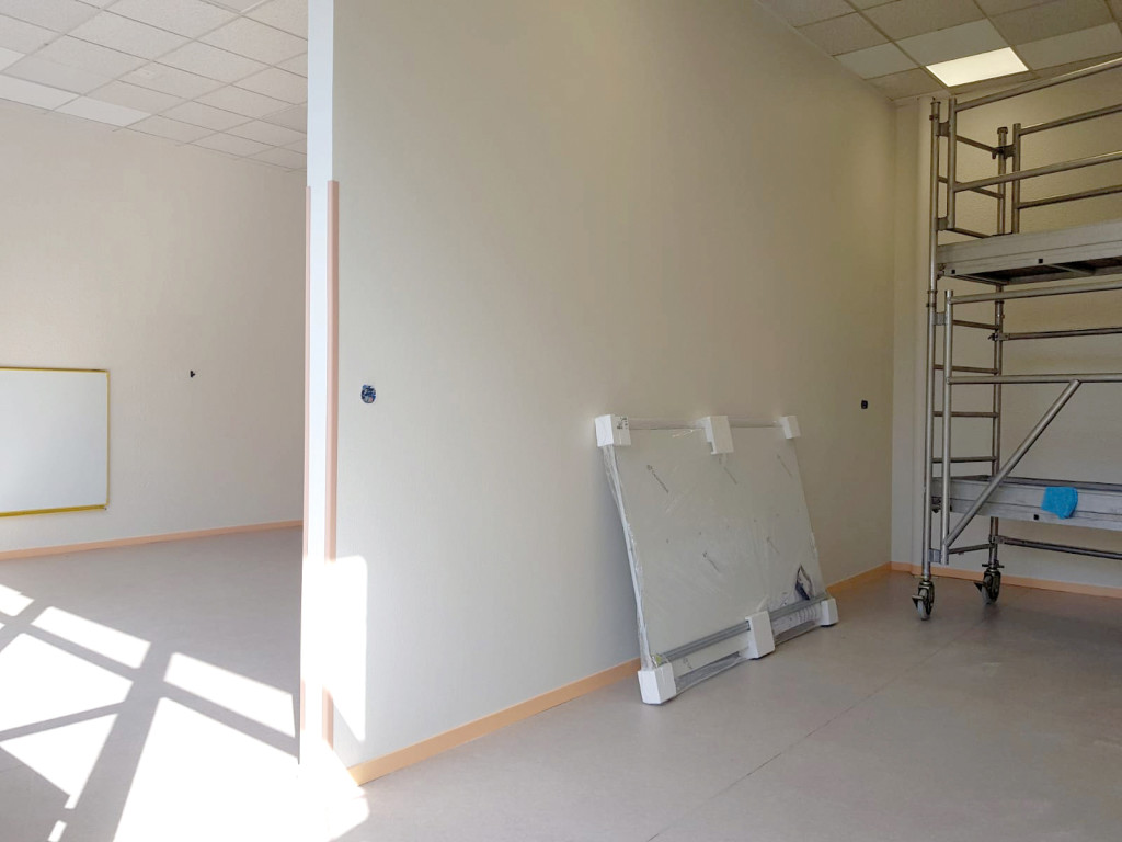 Les agents de la ville ont construit des cloisons afin de séparer les classes en deux.