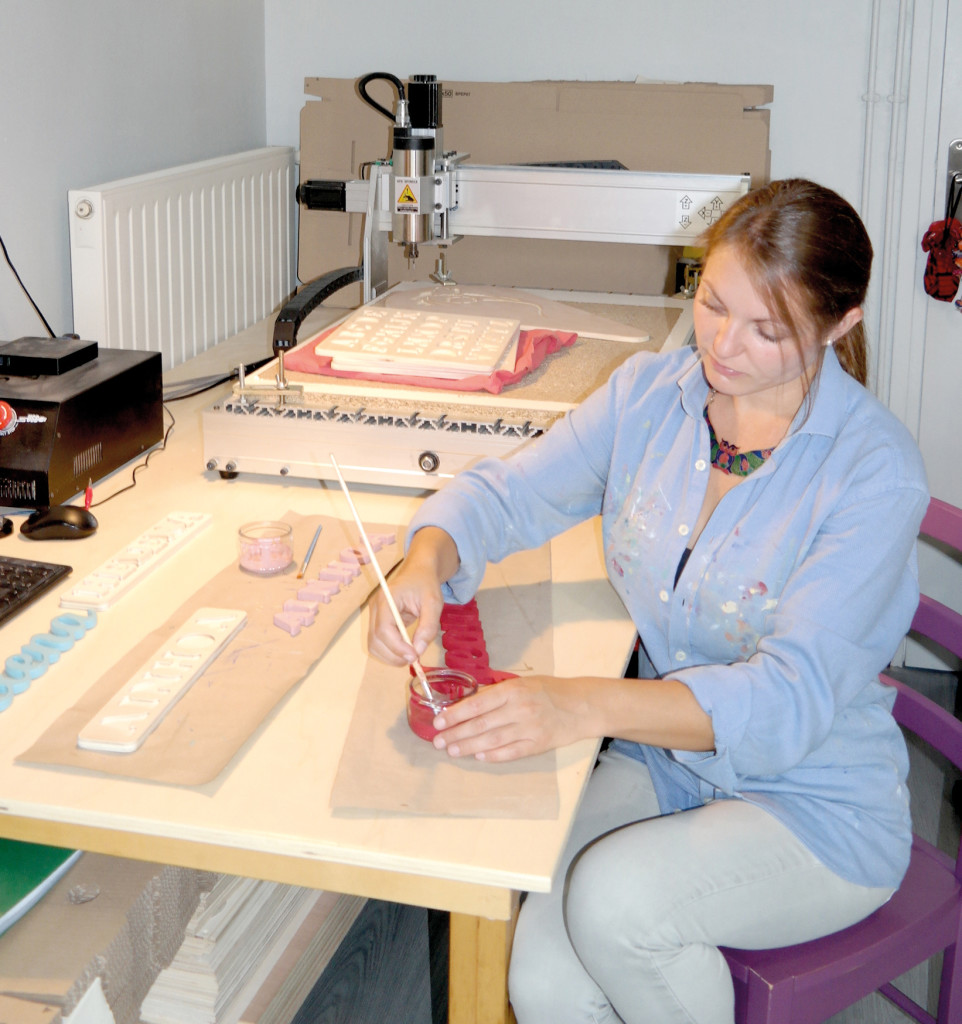Estelle Denoncin façonne ses objets avec une fraiseuse numérique.