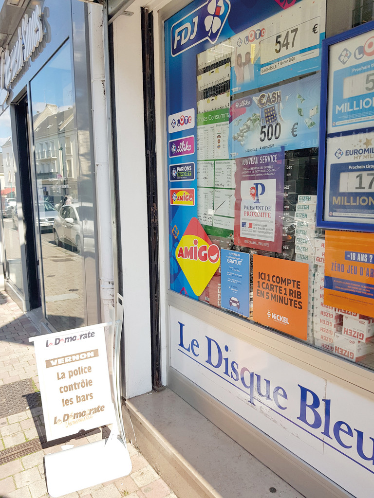 Depuis le 28 juillet dernier, il est possible de payer certains impôts et factures dans les bureaux de tabac. Ce paiement de proximité, établi en partenariat avec le Trésor Public, permet de régler des factures de cantine, de crèche, d’eau, des amendes ou les impôts. Les paiements sont plafonnés à 300€ et peuvent s’effectuer en espèces ou par carte bancaire. Un service qui simplifie les démarches administratives tout en soutenant le commerce de cœur de ville.