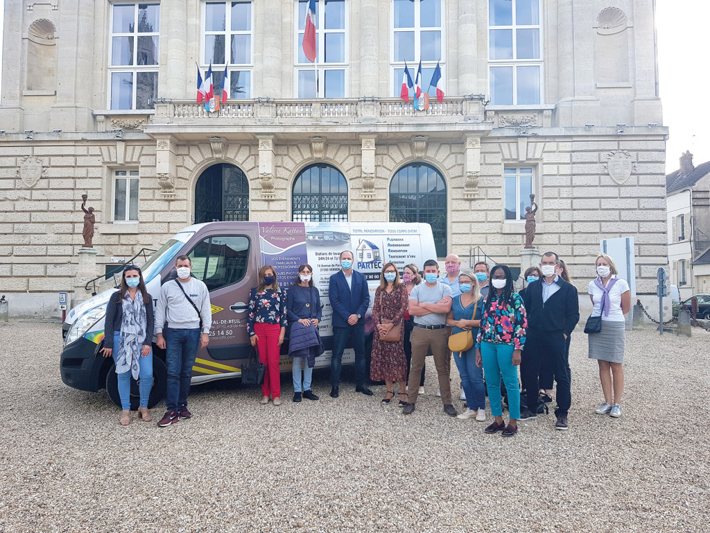 Photo camion publicitaire mairie commerçants associations