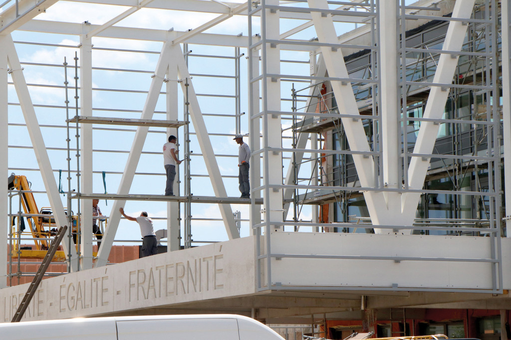 La réussite des collégiens est la priorité numéro un du Département de l’Eure pour les années à venir. Afin de tenir cet engagement, un plan d’investissements à hauteur de 170 millions d’euros a été voté en 2016 pour reconstruire ou rénover 16 collèges vétustes d’ici 2023. Cette enveloppe record vient d’être réévaluée à 210 millions. À Vernon, c’est le nouveau collège César Lemaître qui en bénéficiera. En cours de construction au sein de l’éco-quartier Fieschi, sa livraison est prévue pour les vacances de la Toussaint. Outre ces gros chantiers, le Département a consacré 2,2 millions d’euros aux travaux de maintenance dans les collèges cet été.