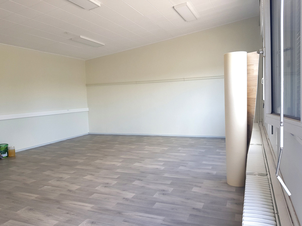 Plus de 50% des travaux sont achevés à l’ex-école Marcel Beaufour. Débuté en mai, le chantier a pour but de rénover le site afin d’en faire une Maison des associations moderne. Les 12 salles ont été cloisonnées et l’ancien couloir aplani et transformé en pièces de stockage. La réfection du réseau électrique, de l’éclairage et du sol est également terminée. Livraison à l’automne.