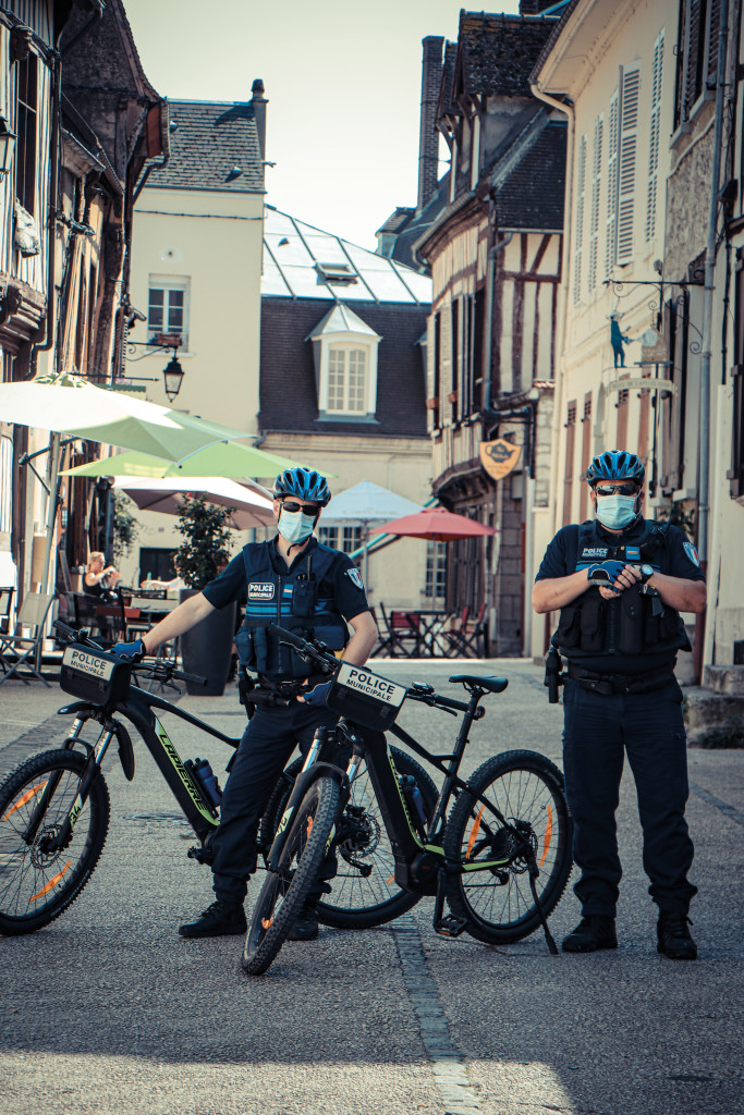 Masques : la police fait de la prévention La police municipale est mobilisée pour faire respecter les gestes barrières et garantir la sécurité de tous les Vernonnais face au COVID-19. Ses agents effectuent de nombreuses rondes et mènent des actions de sensibilisation sur le port du masque, mais aussi les nuisances sonores et visuelles notamment auprès des cafés et des restaurants.