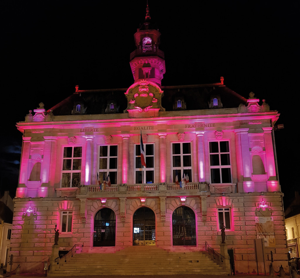 Vernon se mobilise dans le cadre d’Octobre Rose, le mois de sensibilisation au dépistage du cancer du sein en France. Comme chaque année, les monuments emblématiques de la ville seront illuminés en rose pendant cette période.