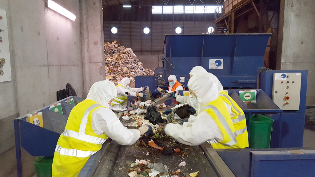 Étape nécessaire vers une gestion plus durable des déchets, la caractérisation vise à analyser ce que jettent les habitants de l’agglomération dans leur poubelle verte. Et d’en déduire comment mieux trier. Un diagnostic réalisé par le service déchets de l’agglomération, avec l’aide d’agents bénévoles, entre le 28 septembre et le 2 octobre au SETOM de Guichainville. Cette action permettra de mieux communiquer auprès des usagers sur les questions de recyclage.