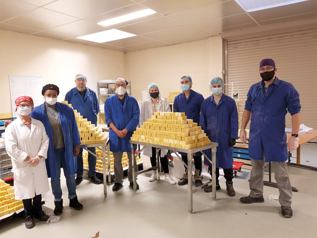 Les savonniers vernonnais travaillent selon la manière traditionnelle de saponification à froid.