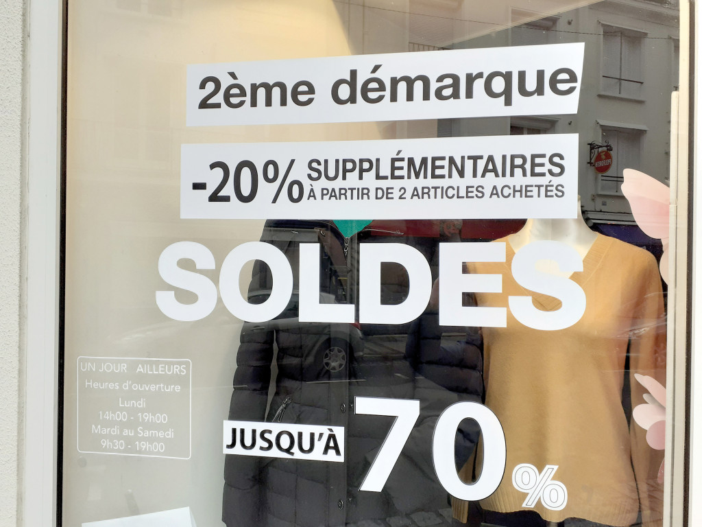 Chez Un Jour Ailleurs, rue Saint-Jacques, les prix chutent comme les températures.