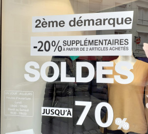 Chez Un Jour Ailleurs, rue Saint-Jacques, les prix chutent comme les températures.