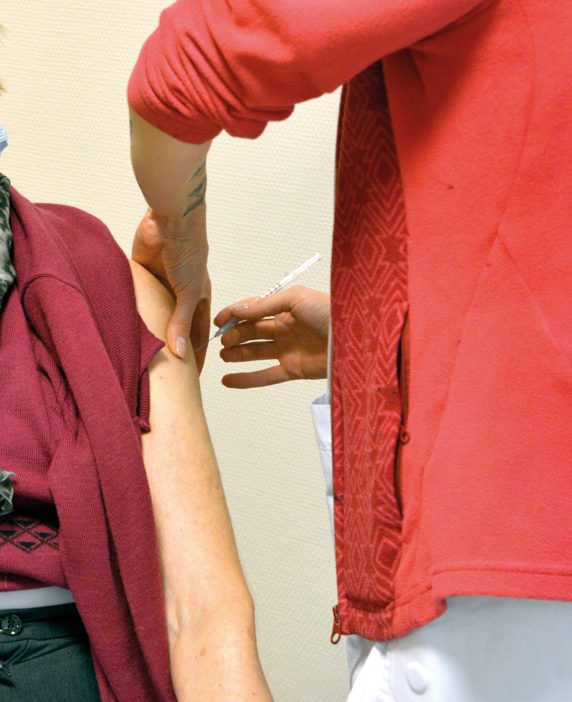 (à recadrer) Vaccination COVID-19 Astra-Zeneca CH Eure-Seine Vaccin Soignants