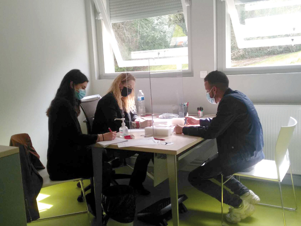 Les jeunes hommes et jeunes femmes ont passé plusieurs entretiens courts.