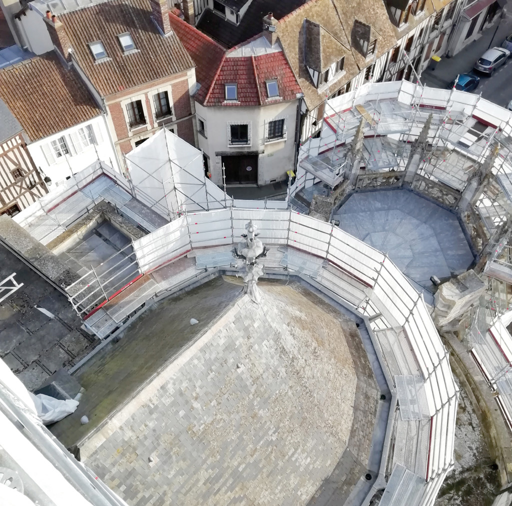 Le chevet, rue Bourbon-Penthièvre, partie la plus ancienne de la Collégiale.