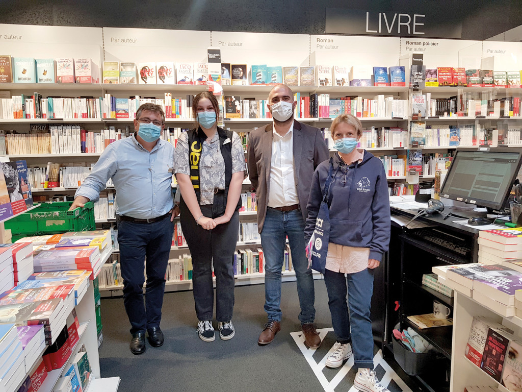 Cyndie, 19 ans, salariée et étudiante à la fois.