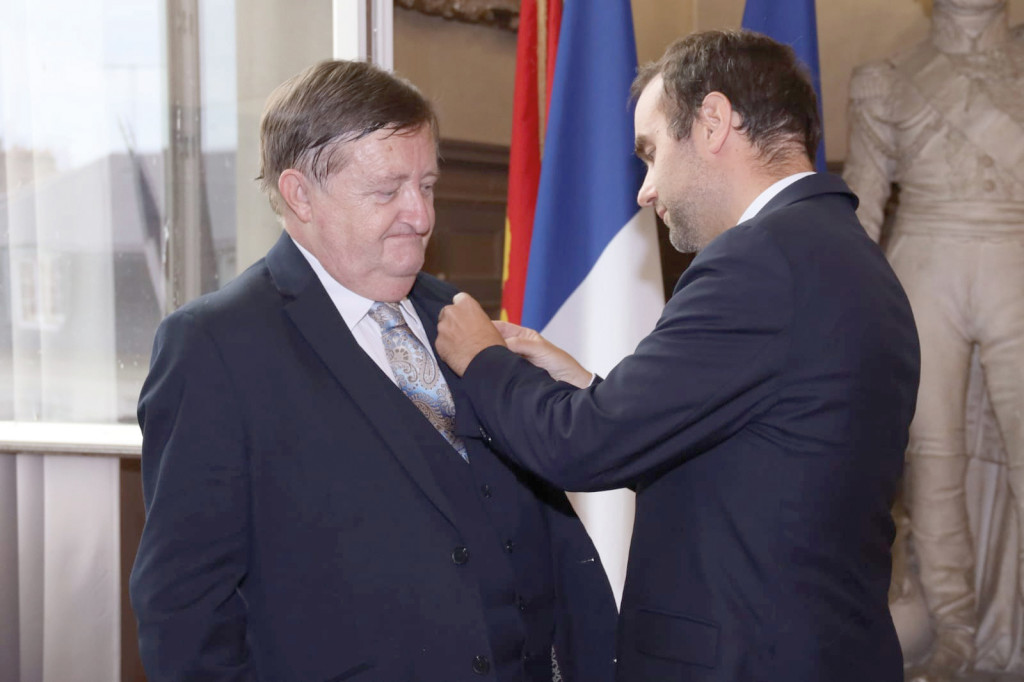 Jean-Lux Miraux ancien sénateur-maire vernon reçoit Palmes Académiques