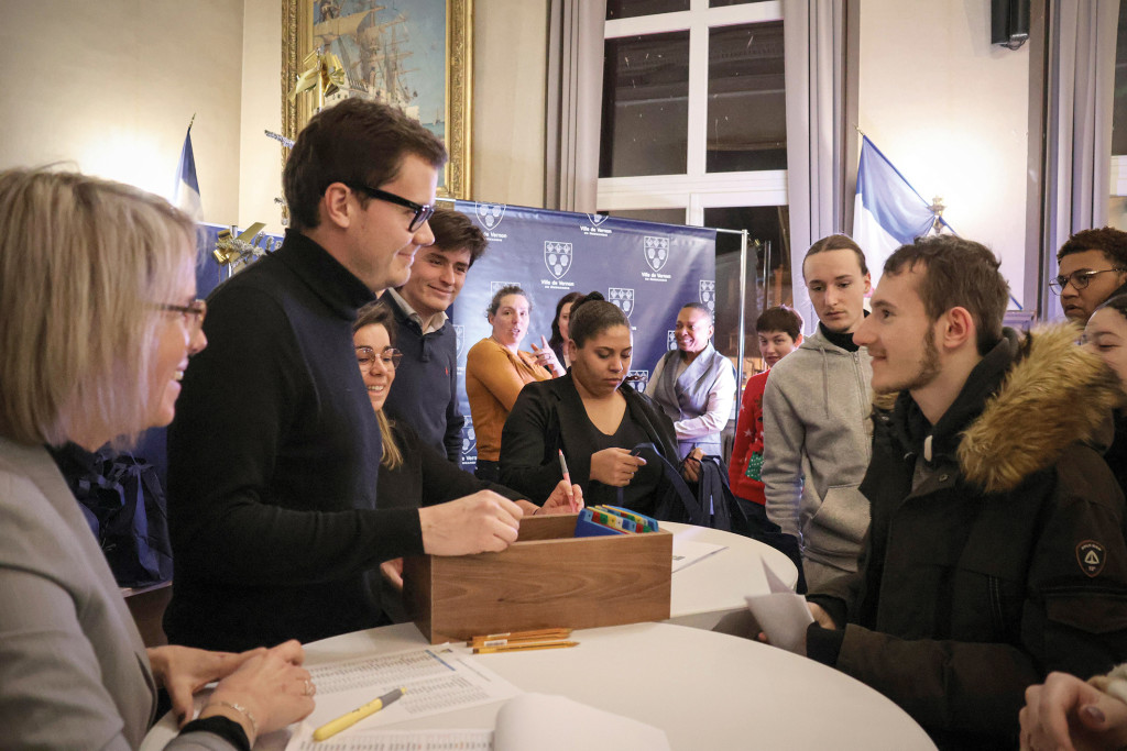 Le maire a remis en main propre leur première carte électorale aux jeunes présents.