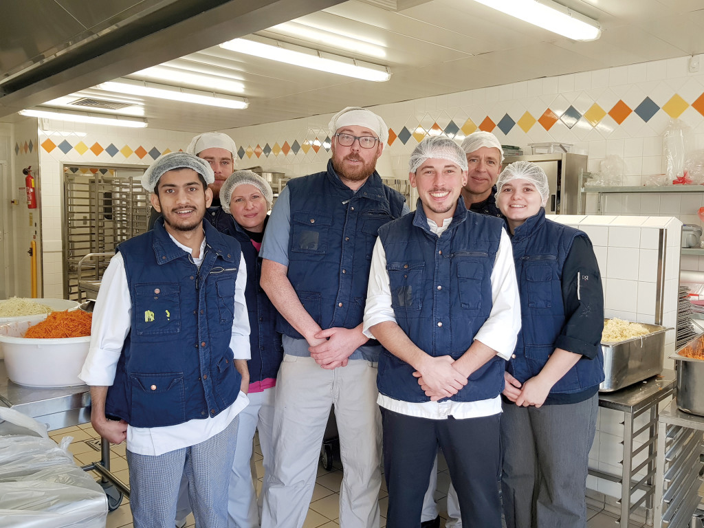 La brigade a affronté de nombreux kilos de butternuts, panais et carottes.  