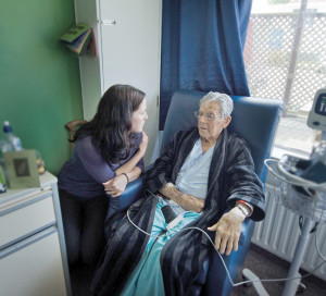 Social,Worker,Visit,Sick,Old,Male,Patient,In,Hospital.real,People.