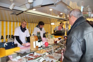 Dominique Rollier derrière son stand un samedi matin