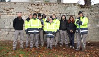 Du lundi au jeudi, dix jeunes en service civique participent au chantier Cham aux Tourelles. Ils ont pour but de rénover les piles de l'ancien pont de Vernon et le mur du quai attenant au Vieux-Moulin.