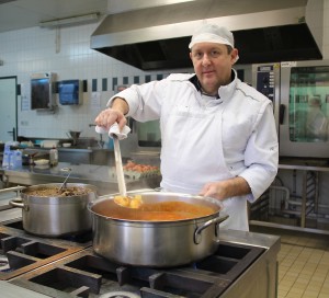 Sylvain Deslendes a grandi aux Andelys. Ironie du sort, durant toute sa scolarité, il n'a jamais mangé à la cantine de l'école !