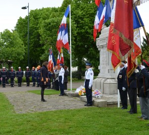 L’office religieux de la collégiale aura lieu à 9 heures, puis les participants seront invités à se rendre place de la République, à l'Espace du Souvenir Français, à 10 h, où les dépôts de gerbes sont prévus. À 11 h, la Philharmonie donnera une aubade en hommage aux combattants. Les personnes présentes seront conviées à une réception au kiosque à 11h30.
