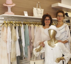 Le magasin Tendance habille toutes les femmes, quels que soient leur âge et leur taille. Les matières choisies sont la soie, le lin ou encore le coton avec de la couleur ou des tons pastels. Tous les 15 jours ou toutes les semaines de nouveaux articles sont installés sur les cintres dorés du magasin. Un système de fidélisation permet aux clientes d’obtenir une réduction de 10 % quand elles reviennent dans le magasin ou d’avoir un petit cadeau, un geste apprécié. Au magasin, la responsable achat est Isabelle Denis, la responsable des ventes est Sophie Mahéo et le président du magasin est Gérard Welker. « Nous travaillons en équipe » affirme Isabelle Denis. C’est elle qui a eu un coup de cœur pour ce magasin situé en cœur de ville de Vernon. n d’infos : Tendance, 9 rue des Tanneurs, 02 77 19 58 93. Ouvert le mardi, jeudi, vendredi de 10h à 13h et de 14h à 19h, mercredi et samedi de 9h à 13h et de 14h à 19h.