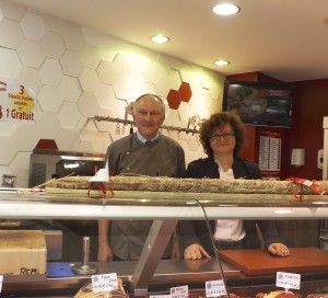 Après de gros travaux, la boucherie Gaignard est maintenant plus grande, plus lumineuse, plus profonde. « Il fallait faire ces travaux. La boucherie en avait besoin. Il y a sept ans que nous sommes là » explique Laurent Gaignard. Deux nouveautés sont venues s’ajouter aux produits habituels : la charcuterie Italienne Levoni et une cave de maturation pour la viande rouge. Huit personnes travaillent toujours dans cet établissement, dont deux apprentis. « Nous avons à cœur de transmettre notre métier » affirme Sévérine Gaignard. d’infos : 24 rue Saint-Jacques. Ouvert du mardi au samedi de 8h à 19h30 et le dimanche matin. Tél. : 02 32 21 22 48.