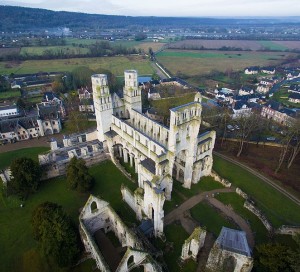 Il reste des places pour le voyage des anciens qui a lieu le 28 juin prochain. Le séjour se déroule à Rouen avec la visite du Panorama XXL, suivie d'un déjeuner en bord de Seine et d'une visite de l’abbaye de Jumièges. Les inscriptions se font l'après-midi au CCAS de Vernon (93 rue Carnot - Tél. : 02 32 64 38 19 - Fermeture à 17h). Une participation est demandée en fonction des ressources.