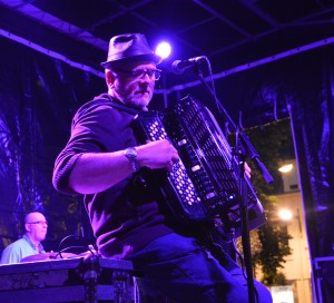 Depuis 35 ans, la fête de la musique “gratuite, ouverte à toutes les musiques, sans hiérarchie de genres et de pratiques” a largement pris sa place à Vernon. Cette fête a gardé l’engouement des premières années en rassemblant amateurs et professionnels le temps d’une longue soirée. Au programme : deux scènes en plein-air (derrière la mairie et rue Carnot, à l'angle de la rue Saint-Jacques), une programmation chœur et orgue dans la ­Collégiale, 16 café-concerts, des démonstrations de claquettes dans les rues, musique acoustique et food-trucks derrière l’Hôtel de ville, initiation à l’animation radio avec BPM, initiation au street-art… et aubades au jardin des Arts et dans la rotonde du Conservatoire. Rendez-vous le mercredi 21 juin ! d’infos : www.vernon27.fr