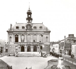 Certaines pierres qui ont permis la construction des murs de l’hôtel de ville proviennent de la démolition de l’ancienne église Sainte-Geneviève (1798).